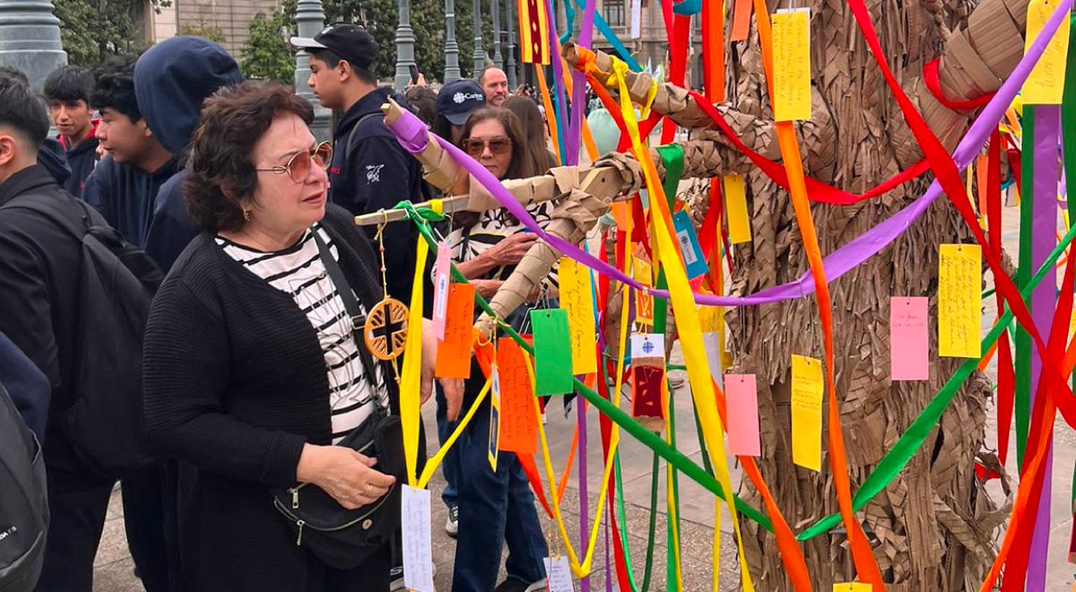  Juntos Actuemos por un Mañana Mejor es la campaña que enmarca la instalación de Árboles de Vida. Un espacio en la capital donde los transeúntes se acercaron a escribir su compromiso con el cuidado del medio ambiente.