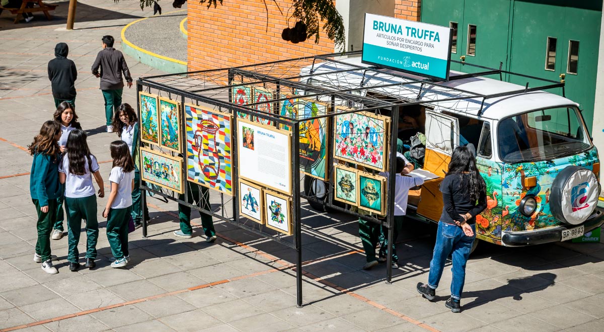  Según estudios del Ministerio de las Culturas, el Arte y el Patrimonio, 2 de cada 10 personas visitaron exposiciones de arte visual en los últimos 12 meses. A su vez, un 55% de las comunas del país no cuentan con un museo. Es por eso que Fundación Actual se propone la misión de acercar el arte a las personas. 