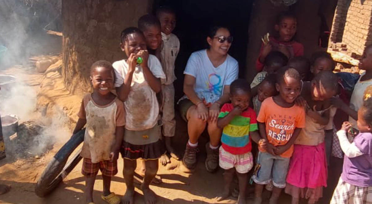 La iniciativa, liderada por esta académica de la U. de la Frontera, beneficiará directamente a 50 niños y niñas del en una escuela de Malawi, enseñando a cultivar y producir alimentos de manera autosuficiente.