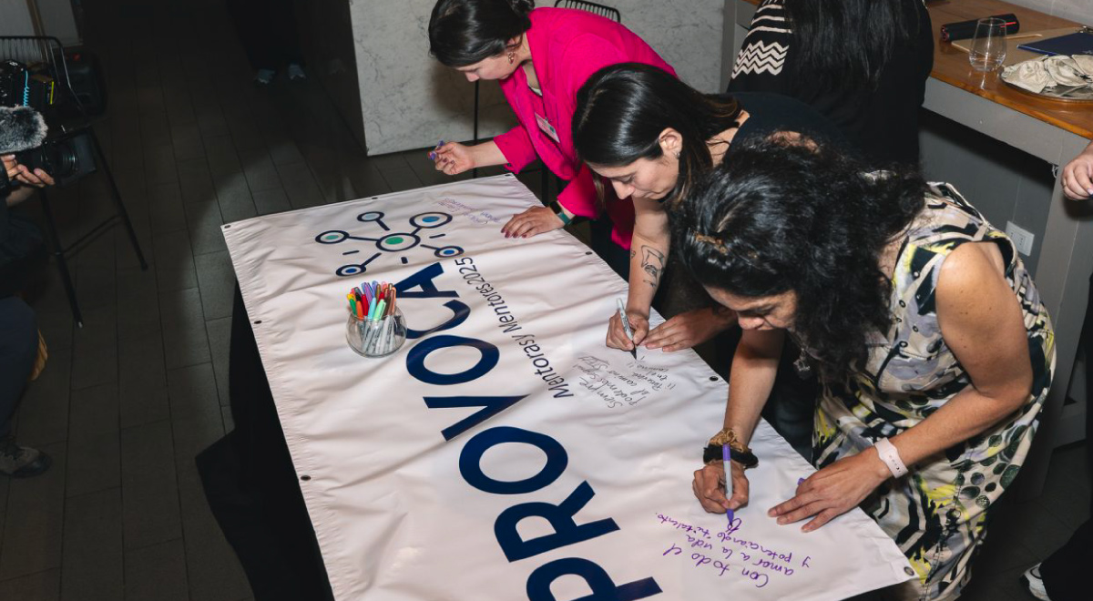  Según la Subsecretaría de Educación Superior de Chile, las mujeres continúan subrepresentadas en estas áreas. En la matrícula de primer año 2024 en programas STEM, la brecha alcanza los -58,3 puntos porcentuales. A esto se suma la deserción: en el primer año de educación superior llega al 28,8%, afectando tanto a hombres como a mujeres. PROVOCA abre por primera vez una convocatoria mixta, ampliando su alcance y proyectándose como una herramienta de apoyo para nuevas trayectorias en STEM.